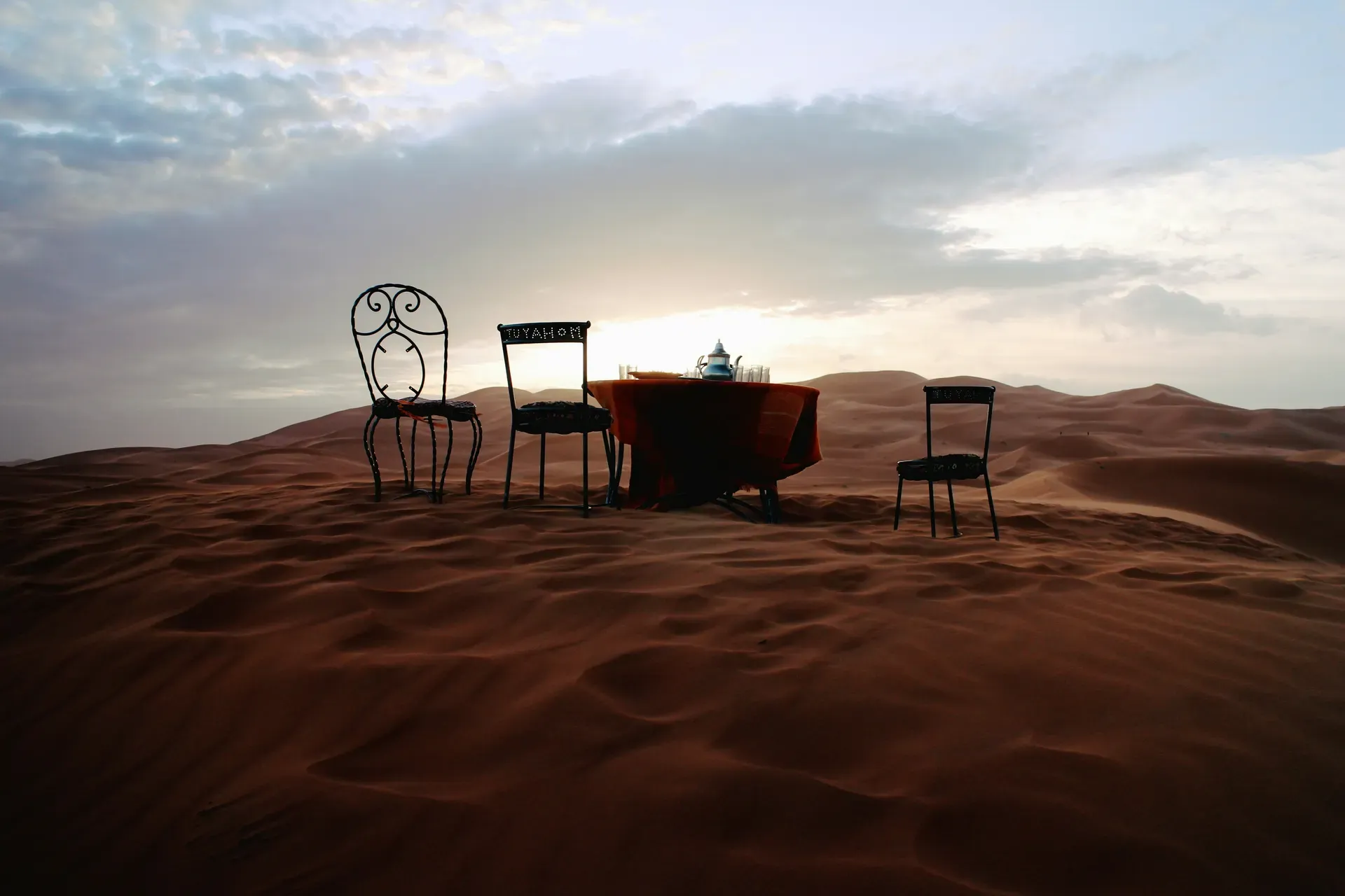 Table dressée dans le désert d’Agafay à la tombée du jour