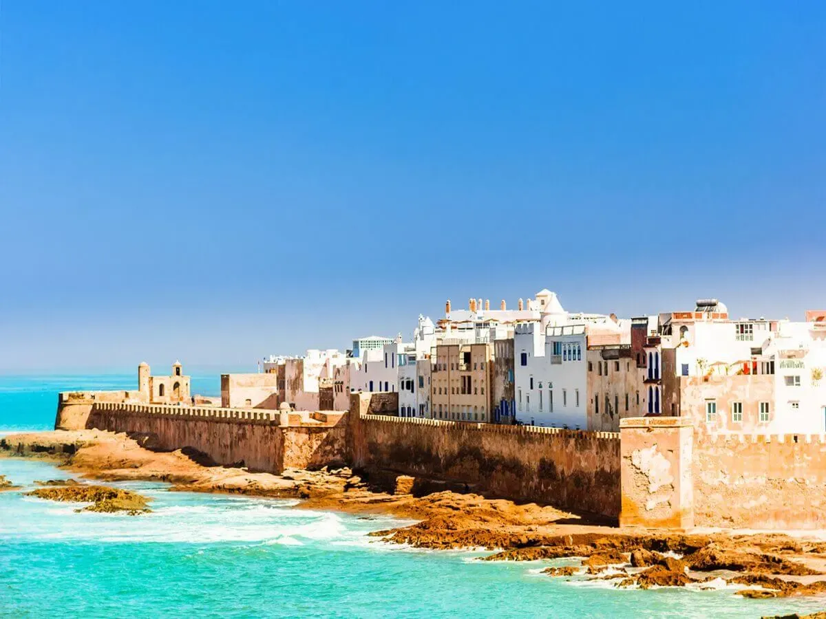 Les remparts d’Essaouira face à l’Atlantique