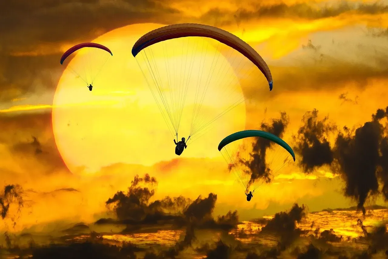 Parapente au-dessus des reliefs