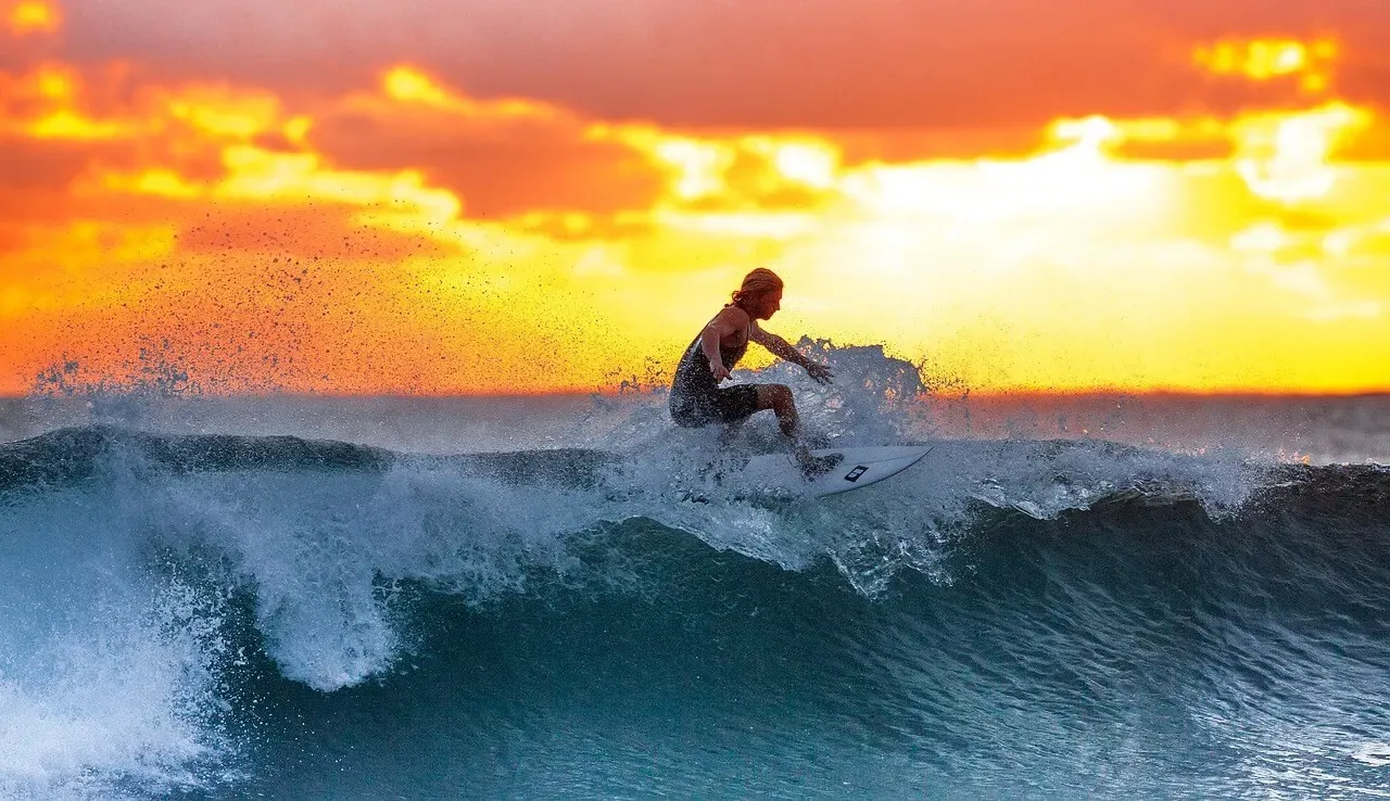 Surfeur sur une vague de l’Atlantique