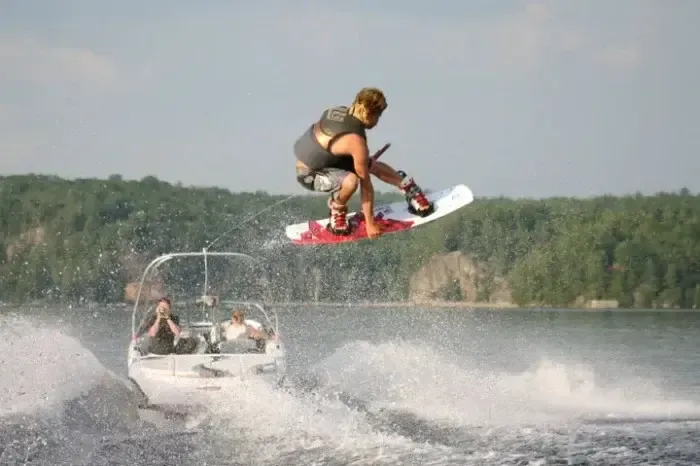Wakeboard sur un plan d’eau